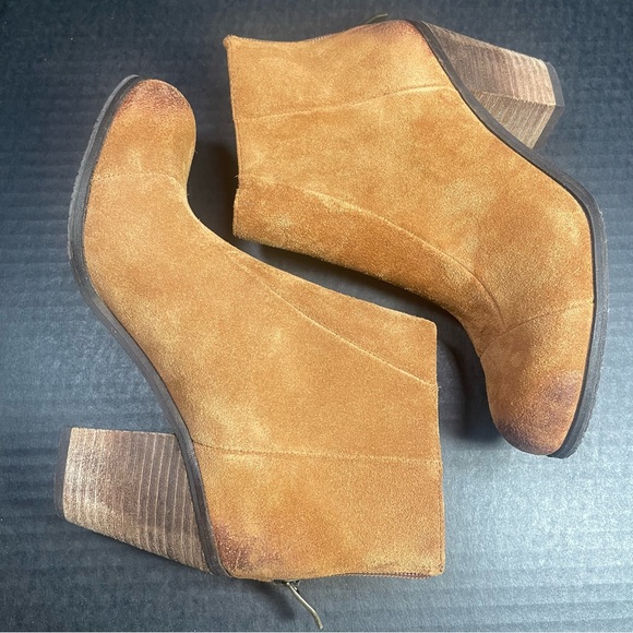 Vince Camuto Light Brown distressed suede booties 5.5M 3” heels PRICE VERY FIRM! - Picture 5 of 14